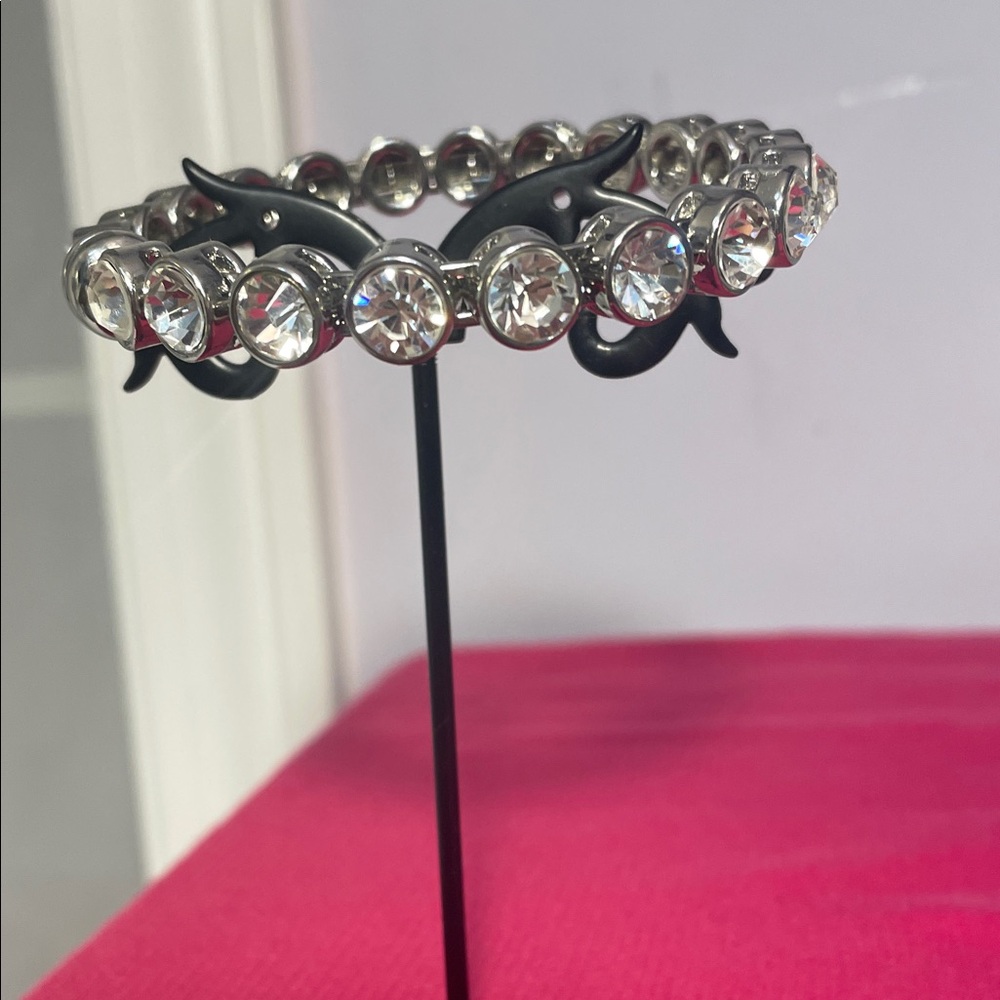 Cable link bracelet Featuring Large solitaire crystals and a magnetic closure. - Picture 3 of 7
